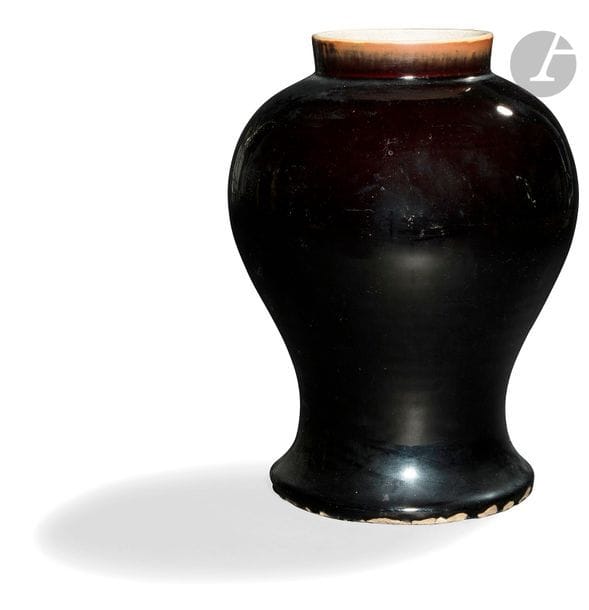 CHINE - XIXe siècle
Vase balustre en porcelaine émaillée noire. (Bulle de cuisson). 
H. 36,5 cm