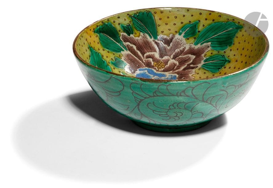 JAPON, Fours de Kutani - Époque MEIJI (1868 - 1912)
Bol en porcelaine émaillée en vert, jaune, aubergine et bleu à décor de pivoines. 
Diam. 19,4 cm