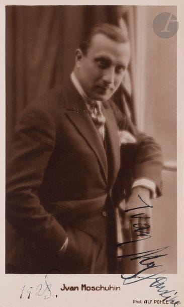 Deux cartes photographiques de vedettes du cinéma muet russe 
1) Atelier Alfred POHLE à Riga
Ivan Ilitch MOSJOUKINE (1889-1939), 1928
Carte postale-portrait photographique à mi-corps.
Signature autographe en bas à droite et daté en bas à gauche, à l’encre noire.
13,5 x 8,2 cm
2) M. SAKHAROV et P. ORLOV à Moscou [d’après]
Carte postale photographie de groupe d’acteurs du cinéma muet russe, 1918
Vladimir Vassilevitch MAXIMOV (1880-1937), Vera Vassilevna KHOLODNAYA (1893-1919), Vitold Alfonsovitch POLONSKY (1879-1919), Ivan Nikolaevitch KHOUDOLEEV (1875-1932), Ossip Ilitch ROUNITCH (1889-1947), Petr Ivanovitch TCHARDYNINE (1873-1934) et Ivan Ilitch MOSJOUKINE (1889-1939).
Photographie prise à l’occasion des dix ans de cinéma de Tchardynine, le doyen du groupe.
13,5 x 8,2 cm

Две фотографические карточки звезд русского немого кино
1) Иван Ильич МОЗЖУХИН (1889 - 1939)
Фотоателье  Alfred POHLE в Риге
Почтовая карочка - фотографический портрет в пояс.
Черными чернилами внизу справа автограф и слева год 1928.
13,5 х 8,2 см
2) М. САХАРОВ и П. ОРЛОВ в Москве [по фотографии]
Почтовая карточка - фотография группы актеров немого кино. 1918 г.
Владимир Васильевич МАКСИМОВ (1880 - 1937), Вера Васильевна ХОЛОДНАЯ (1893 - 1919), Витольд Альфонсович ПОЛОНСКИЙ (1879 - 1919), Иван Николаевич ХУДОЛЕЕВ (1875 - 1932), Осип Ильич РУНИЧ (1889 - 1947), Петр Иванович ЧАРДЫНИН (1873 - 1934) и Иван Ильич МОЗЖУХИН (1889 - 1939)
Снимок сделан по случаю 10-летия работы П. Чардынина в кинематографе.
13,5 х 8,2 см