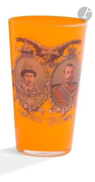 Fabrique de cristal de Gus (gouvernement de Vladimir), 1913
Un verre orange du tricentenaire des Romanov.
Tronconique, décoré par décalcomanie des portraits du tsar Mikhaïl Fedorovitch et de l’empereur Nicolas II sous aigle bicéphale et à l’opposé de l’inscription « En souvenir des 300 ans de règne de la Maison Romanov ». Le col est souligné d’une bande dorée (usure).
Hauteur : 9,5 cm ; Diamètre au col : 3,5 cm

Гусевская хрустальная фабрика, Владимирская губерния. 1913 год. 
Непрозрачное стекло оранжевого цвета, с бесцветным верхним накладом. Украшен деколем с изображением портретов царя Михаила Фёдоровича и императора Николая II в медальонах под двуглавым орлом. С другой стороны надпись: « Въ память 300-летия царствования Дома Романовыхъ ».
Высота - 9,5 см ; Верхний диаметр : 3,5 см
Стакан был изготовлен в разных цветах (белый, кремовый, зеленый, красный …)
