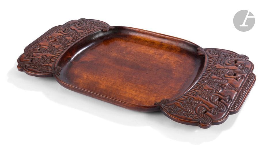 Vassily Petrovitch VORNOSKOV (1876-1940)
ABRAMTSEVO – KOUDRINO, fin du XIXe-début XXe siècle
1) Un plat en bois à poignées gravées
De faible profondeur, ce plat rectangulaire aux angles arrondis a deux poignées saillantes, gravées chacune de quatre oiseaux et de fleurs stylisées. 
48,5 x 26 cm
2) Un petit kovsh puisoir
La prise est formée par un oiseau aux ailes repliées.
D’autres exemplaires analogues de V. P. Vornoskov sont présents dans les musées.
Hauteur hors tout : 11,7 cm ; Dimensions : 18 x 8 cm

 À la fin du XIXe siècle, sous l’impulsion de grands artistes, l’artisanat populaire est érigé en art. Les exemples les plus connus sont bien sûr Talachkino, Serguiev Possad et Abramtsevo avec les villages et hameaux des alentours dont Koudrino.

La forme de ce plat est la même que celle du N° 730 et le décor de la poignée est celui du N° 740 du catalogue photographique des prix des produits du Musée de l’artisanat du zemstvo du gouvernement de Moscou (années 1910).

Василий Петрович ВОРНОСКОВ (1876 - 1940)
АБРАМЦЕВО-КУДРИНСКАЯ РЕЗЬБА. Конец XIX - начало XX в.
1) Деревянное блюдо с резными ручками.
Неглубокое прямоугольное блюдо с округленными углами и с двумя широкими ручками, украшенными резьбой (четыре птицы и стилизованные цветы).
48,5 х 26 см
2) Деревянный ковшик
Рукоятка в виде птицы со сложенными крыльями.
В музеях России хранятся подобные экземпляры резьбы Ворноскова.
Общая высота : 11,7 см ; Размер : 18 х 8 см
Форма блюда совпадает с формой блюда под номером 730 и декор ручек блюда под номером 740 на таблицах фото-прейскуранта Музея образцов Кустарного Музея Московского губернского земства (1910-е годы).
