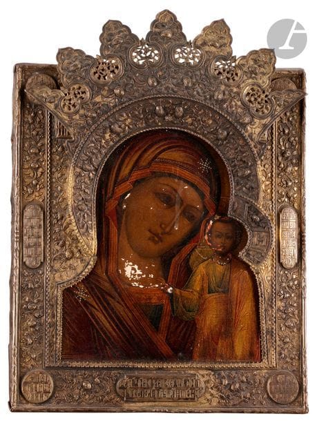 Icône de la Vierge de Kazan
Oklad en vermeil à larges nimbes couronnés.
Poinçons : 84, Kostroma, 1775, essayeur « С•А » (répertorié entre 1769 et 1790) et orfèvre « IС » (Ilya Sidorov Serebrenikov).
Dimensions : 32 x 28 cm ; Poids brut : 1693,8 g

Икона Казанской Божией Матери
Чеканный серебряный позолоченный оклад с большими венцами под коронами.
Клейма : 84, Кострома 1775 г., пробирный мастер «С•А» (известный между 1769 и 1790) и мастер «IС» (Илья Сидоров Серебреников).
32 х 28 см ; Общий вес : 1693,8 г