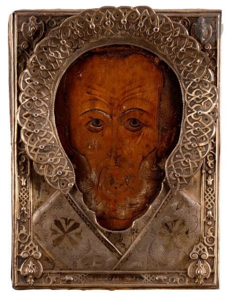 Icône de Saint Nicolas
Oklad en vermeil.
Poinçons : 84, Moscou, 1866, essayeur « ВС » (Veniamin Vassilievitch Savinsky) et orfèvre « ЕС » (non répertorié).
Dimensions : 25 x 18,5 cm ; Poids de l’oklad seul : 220 g

Икона святого Николая Чудотворца
Серебряный позолоченный оклад.
Клейма : 84, Москва, 1866, пробирный мастер «ВС» (Вениамин Васильевич Савинский) и мастер «ЕС» (нет сведения)
25 х 18,5 см ; Вес одного оклада : 220 г