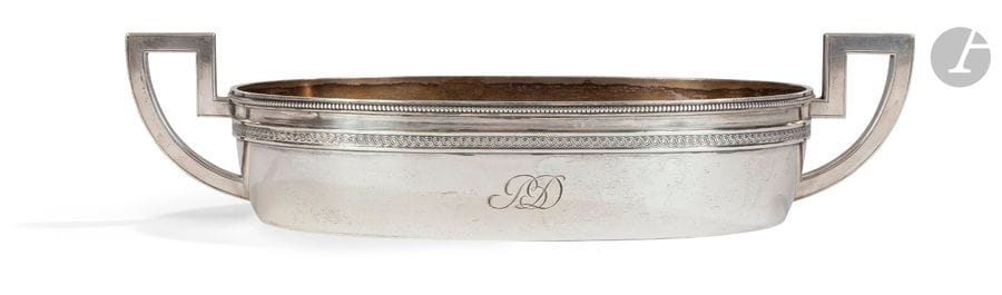 FABERGE
Petit plat creux à deux anses en argent
De forme ovale avec un bâte souligné d’un rang de perles et ceinturé d’une frise d’entrelacs (modèle déjà utilisé à Ninive) qui se retrouve sur les deux poignées latérales. Porte un monogramme frontal composé des lettres B et D.
Poinçons : 84, Moscou après 1908 et la marque de Fabergé « К.ФАБЕРЖЕ » sous aigle de fournisseur à la Cour. Un numéro gravé à la pointe sèche : 39920.
Hauteur : 4,7 cm ; Dimensions : 28 x 14,7 cm ; Poids : 444 g

ФАБЕРЖЕ
Серебряное овальное блюдо с двумя ручками.
Верхний край подчеркнут жемчужным фризом, под которым расположен второй, более широкий, с древним мотивом. На тулове гравированная монограмма из двух букв B и D.
Клейма : 84, Москва после 1908 и клеймо «К.ФАБЕРЖЕ» под двуглавым орлом поставщика Двора. Процарапан иголкой номер : 39920.
Высота : 4,7 см ; Размер : 28 х 14,7 см ; Вес : 444 г