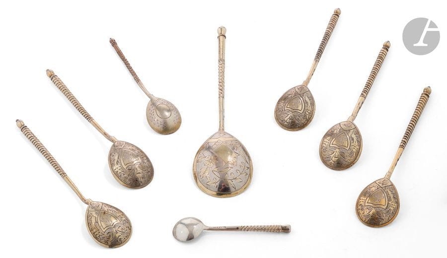 Lot de huit cuillères à manches torsadés 
- Cinq cuillères à thé en argent et vermeil. Le dos du cuilleron gravé avec dans un écusson central les initiales « МР ».
Poinçons : 84, Moscou, 1876, essayeur « В.С » (Vladimir Stepanovitch Smirnov) et orfèvre « САС » (non identifié).
Longueur : 13,5 cm ; Poids : 98 g
- Une cuillère à dessert en argent et vermeil. Le dos du cuilleron gravé.
Poinçons : 84, Moscou, entre 1899 et 1908, contrôleur « ИЛ » (Ivan Sergueevitch Lebedkin) et orfèvre « MF.T. » (non identifié).
Longueur : 16,5 cm ; Poids : 31 g
- Une cuillère à moka en argent et vermeil. Le dos du cuilleron gravé.
Poinçons : 84, Moscou, 1891, essayeur « АА » (Anatoly Apollonovitch Artsybashev) et orfèvre « Н.А » (Nikolaï Vassilievitch Alexeev).
Longueur : 10,8 cm ; Poids : 11 g
- Une cuillère à sel en argent.
Poinçons : 84, Saint-Pétersbourg, 1896-1899 et orfèvre « P.S » (non identifié).
Longueur : 7,1 cm ; Poids : 8 g

Набор из восьми серебряных ложек с витым держалом :
- Пять чайных с позолотой. Гравирована спинка черпала, с инициалами «МР» в щите.
Клейма : 84, Москва, 1876, пробирный мастер «В.С» (Владимир Степанович Смирнов) и мастер «САС» (не определен)
Длина : 13,5 см ; Общий вес : 98 г
- Десертная ложка с позолотой. Гравирована спинка черпала.
 Клейма : 84, Москва, между 1899 и 1908, управляющий пробирного округа «ИЛ» (Иван Сергеевич Лебедкин) и мастер «MF.T.» (не определен).
Длина : 16,5 см ; Вес : 31 г
- Кофейная ложка с позолотой. Гравирована спинка черпала.
 Клейма : 84, Москва, 1891, пробирный мастер «АА» (Анатолий Аполлонович Арцыбашев) и мастер «Н.А» (Николай Васильевич Алексеев)
Длина : 10,8 см ; Вес : 11 г
- Ложечка для соли
Клейма : 84, Санкт-Петербург, 1896-1899 и мастер «P.S» (не определен)
Длина : 7,1 см ; Вес : 8 г
