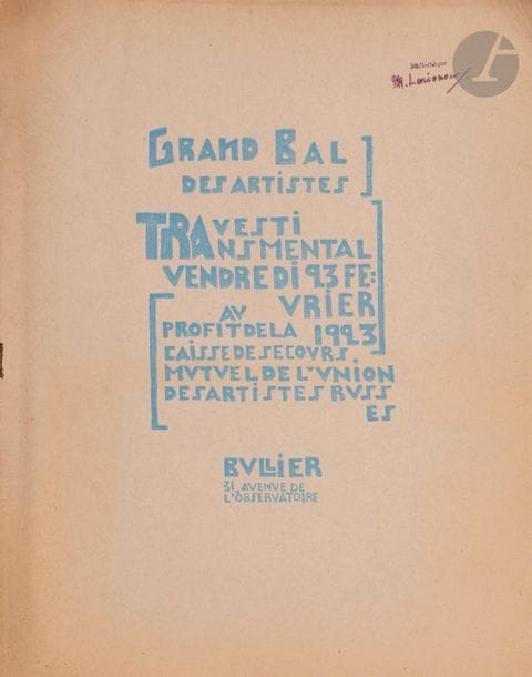 Grand Bal des Artistes TRAvesti TRAnsmental du 23 février 1923, donné au bal Bullier à Paris au profit de la caisse de secours mutuel de l’Union des artistes russes
Programme du bal.
Illustrations de Juan Gris, Picasso, Gontcharova, Derain...
Reproductions de poèmes de Tristan Tzara, Vincente Huidobro, Halina Izdebska et autres.
Bullier, 31, avenue de l’Observatoire. 16 pages non numérotées.
Cachet de la bibliothèque de Mikhaïl LARIONOV sur le premier plat en haut à droite.
33 x 25,5 cm

Larionov – Gontcharova
Les lots N° 85 à 94 proviennent de la dispersion de la bibliothèque de Michel HOOG (1932-2000) le 26 juin 2016 à Bayeux. M. Hoog a aidé la veuve de Larionov à transmettre (cf. extraits infra) une partie des documents de Larionov au Musée National d’Art Moderne. Il a reçu de madame Larionov en particulier le dessin (lot N° 89), et les autres pièces ont pu soit lui être données par la veuve de Larionov soit être jugées sans intérêt par le Musée. La plupart de ces documents étaient conservés par Michel Hoog entre les pages d’un ouvrage consacré à Larionov et ainsi ont été sauvés.
Les extraits suivants donnent un aperçu des relations entre Larionov et Michel Hoog :
« IV. Fonds Larionov : Il s’agit d’un ensemble d’un grand intérêt, réuni au cours de plusieurs années par Michel Hoog, dans des conditions assez particulières.
À la mort de Larionov (1964), sa veuve entreprit de « nettoyer » l’appartement, en jetant indistinctement toutes sortes de papiers, dessins, gravures, imprimés, matrices photographiques... Michel Hoog demanda alors et obtint la permission d’emporter ces documents et de les donner au Musée...».
Centre Georges Pompidou. Centre National d’Art et de Culture. Note de Pierre Georgel à Pontus Hulten, Germain Viatte, Nicole Barbier, Pierrette Viard. 20 juillet 1976. Copie : Michel Hoog, A. de La Baumelle.
« C’est à ce moment-là [début des années 60] que Michel Hoog, nouveau conservateu