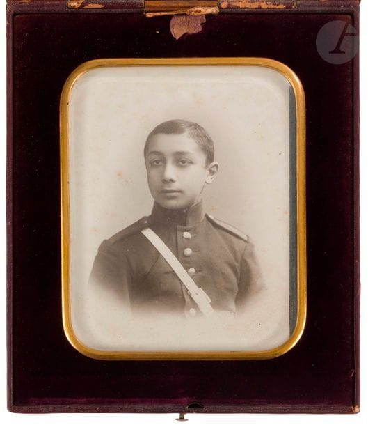 Photographe non visible (peut-être au dos de la photographie ?)
Portrait du prince Sergueï Sergueïevitch GALITZINE (1895-1965)
Dans un cadre en laiton, présenté dans son étui en cuir marron, intérieur velours brun et soie blanche, exécuté par Petr Romanovitch Barach, encadreur, relieur et gainier, fournisseur de l’Impératrice Maria Feodorovna.
13 x 10 cm à vue pour la photographie ; 19 x 16 cm pour l’étui

Подпись фотографа не видна (может быть на обороте)
Фотографический портрет князя Сергея Сергеевича ГОЛИЦЫНА (1895 - 1965)
В латунной рамке, в коричневом кожаном футляре, обитом внутри коричневым бархатом и белым шелком, работы Петра Романовича Бараша, мастера багетов, рамок, футляров и фотографических принадлежностей, поставщика Е. И. В. Императрицы Марии Феодоровны.
13 х 10 см (фотография) ; 19 х 16 см (футляр)