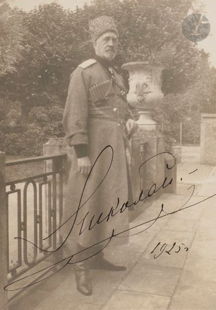 Anonyme
Portrait photographique en pied du grand-duc NICOLAS (1856-1929)
Tirage argentique.
Photographie prise sans doute sur le perron du château de Choigny où le grand-duc résidait en exil près de Paris en alternance avec la villa Thénard au cap d’Antibes.
Signature autographe du grand-duc et daté 1925 de sa main.
17,5 x 12,5 cm

[Фотограф не указан]. 1920-е годы
Фотографический портрет великого князя Николая Николаевича (1856 - 1929)
Серебряная печать.
Снимок сделан на перроне замка Шуаньи, где Николай Николаевич жил в изгнании, деля время между пригородной парижской резиденцией и виллой «Тенар» в Кап д'Антиб.
С автографом великого князя и с датой 1925 г. его же руки.