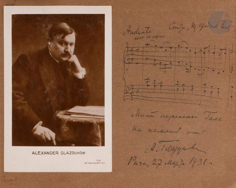 Un album de 53 photographies et cartes photos dédicacées, 1929-1933
Une cinquantaine d’acteurs, chanteurs, danseurs, compositeurs représentant une partie de l’élite du théâtre, de l’opéra, du ballet et du cinéma muet russes (à quelques étrangers près) de la première moitié du XXe siècle.
Parmi les grands noms figurant dans l’album se trouvent ceux des chanteurs lyriques Fedor Ivanovitch CHALIAPINE (1873-1938), Maria Nikolaevna KOUSNETZOVA (1880-1956), Marianna Borissovna TCHERKASSKAYA (1876-1934), Leonid Vitalievitch SOBINOV (1872-1934), des compositeurs Alexandre Konstantinovitch GLAZOUNOV (1865-1936) qui a tracé quelques notes de sa suite « Du Moyen Âge », Alexandre Tikhonovitch GRETCHANINOV (1864-1956), du comédien Vassily Ivanovitch KATCHALOV (1875-1948), des danseurs de ballets Tamara Platonovna KARSAVINA (1885-1978), Vera Nikolaevna NEMTCHINOVA (1899-1984), Olga Alexandrovna SPESSITZEVA (1895-1991), Mikhail Mikhailovitch FOKINE (1880-1942), des acteurs de cinéma Vera Alexeevna KARALLI (1889-1972) (également danseuse). Ossip Ilitch RUNITSCH (1889-1947), Vladimir Georgievich GAÏDAROV (1893-1976) et beaucoup d’autres.
À côté de leur photographie dédicacée, 37 artistes ont écrit un petit mot personnalisé de longueur variable.
Format carte postale : de 13 x 8,5 cm à 14 x 9 cm (chaque)
L’album est recouvert de tissu marron et relié par un ruban rouge.
Dimensions de l’album : 17,5 x 25,5 cm

 Ces portraits et dédicaces ont été rassemblés au début des années 30 par une jeune fille russe émigrée passionnée de théâtre qui a eu la chance de vivre à Riga en Lettonie, un des grands centres culturels de l’Émigration russe, avec Berlin, Prague et Paris.

Альбом с 53-мя подписанными фотографиями и фотокарточками. 1929 - 1933 гг.
Альбом содержит автографы около пятидесяти актеров, певцов, артистов балета, композиторов, представляющих художественную элиту русского театра, оперы, балета и немого кино (за исключением немногих иностранцев) первой половины XX века.
Среди них встречаются такие громкие имена, как:
оперные певцы Федор Иванович ШАЛЯПИН (1873 - 1938), Мария Николаевна КУЗНЕЦОВА (1880 - 1956), Марианна Борисовна ЧЕРКАССКАЯ (1876 - 1934), Мария Петровна МАКСАКОВА (1902 - 1974), Леонид Витальевич СОБИНОВ (1872 - 1934), Валерия Владимировна БАРСОВА (1892 - 1967);
композиторы Александр Константинович ГЛАЗУНОВ (1865 - 1936), который записал несколько нот сюиты «Из средных веков», Александр Тихонович ГРЕЧАНИНОВ (1864 - 1956);
актеры Василий Иванович КАЧАЛОВ (1875 - 1948), Михаил Александрович ЧЕХОВ (1891 - 1955);
артисты балета Тамара Платоновна КАРСАВИНА (1885 -  1978), Ольга Александровна СПЕСИЦЕВА (1895 - 1991), Вера Николаевна НЕМЧИНОВА (1899 - 1984), Михаил Михайлович ФОКИН (1880 – 1942); актеры кино Владимир Георгиевич ГАЙДАРОВ (1893 - 1976), Вера Алексеевна КАРАЛЛИ (1889 - 1972), Осип Ильич РУНИЧ (1889 - 1947) и другие …
Рядом со своей фотокарточкой с посвящением, 37 артистов написали несколько слов личного характера.
Альбом обтянут коричневатой тканью с искрой.
Размер карточек : от 13 х 8,5 см до 14 х 9 см
Размер альбома : 17,5 х 25,5 см
Эти портреты с автографами были собраны в начале 30-х молодой русской эмигранткой, театралкой, которой повезло в своем несчастии жить в Риге, одном из крупнейших довоенных центров русской культуры, рядом с Берлином, Прагой и Парижем.