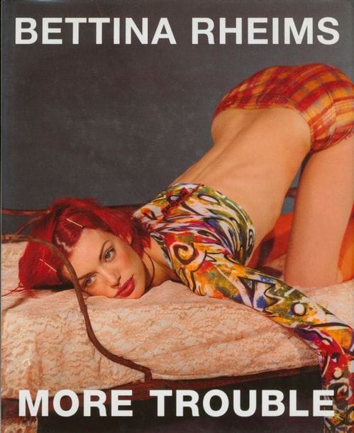 RHEIMS, BETTINA (1952)
Quatre volumes, dédicacés et/ou signés par Bettina Rheims.
*Bettina Rheims.
Taschen, 2016.
In-folio (36 x 27 cm). Édition originale, signée en page de titre par Bettina Rheims. 596 pages - Couverture rigide avec jaquette illustrée.
*Détenues.
Gallimard, 2018.
In-4 (28,5 x 22 cm). Édition originale, signée par Bettina Rheims. 168 pages. Broché avec bandeau.
*Chambre close. A Fiction.
Schirmer/Mosel, 2007.
In-4 (30 x 24 cm). Réédition, signée par Bettina Rheims. 152 pages. Relié avec jaquette.
*More Trouble.
Schirmer/Mosel, 2004.
In-4 (32 x 26 cm). Édition originale, signée par Bettina Rheims. 217 photographies. Relié avec jaquette illustrée.
