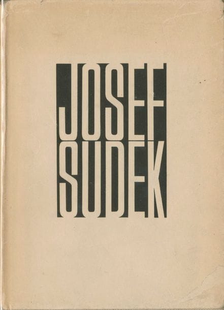 SUDEK, JOSEF (1896-1976)
Josef Sudek Fotografie.
Statni Nakladatelstvi Krasne Literatury, Prague, 1956.
In-8 (24 x 17,5 cm). Édition originale. 47 pp. de texte. 232 photographies imprimées en héliogravure. Cartonnage toilé d'éditeur sous jaquette avec titre imprimé.
