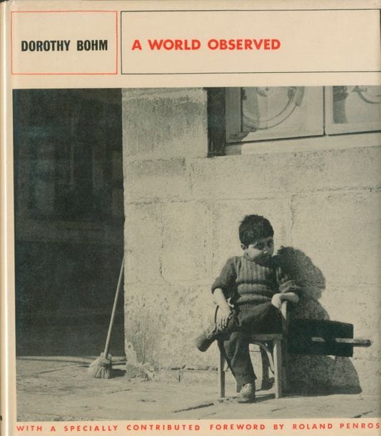 BOHM, DOROTHY (1924)
A world observed.
Hugh Evelyn, London, 1970.
In-8 (20 x 23 cm). Édition originale, dédicacée et signée par la photographe. 77 photographies reproduites en héliogravure. Reliure en tissu rouge sous jaquette illustrée.