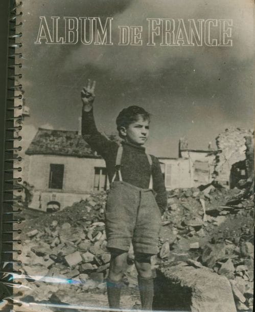 DOISNEAU, ROBERT (1912-1994) & DIVERS
Album de France.
Ministère de l'information, Paris, (1945).
In-8 (24 x 18 cm). Édition originale, parue à la fin de la guerre. 1 feuillet d'Avant-propos (en français et en anglais) suivi de 36 tirages argentiques, chacun accompagné de sa serpente légendée en anglais et français. Offert par le Gouvernement Provisoire de la République française, en souvenir de la 27e Session de la Conférence Internationale du Travail, Paris, Octobre-Novembre 1945. Les photographies sont de : A.B.C. - Aveline - Borge - Champroux - Contalle - Dreux - Doisneau - France-Presse - Guillaume - Keystone - G. Krull - Le Boyer - Manuel - J. M. Marcel - Ministère de l'Information - Ministère de la Reconstruction - Service Cinématographique de l'Air - Ofic - Services d'Information Américain - Vals - Viguier - Yan. Reliure à spirale d'éditeur.