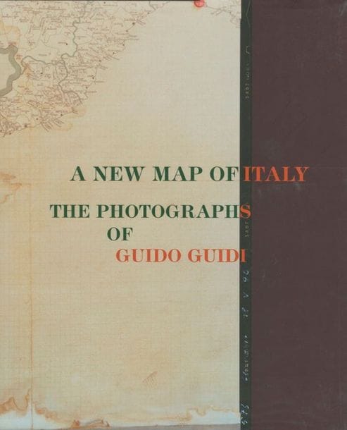 GUIDI, GUIDO (1941)
A New Map of Italy.
Loosestrife Editions, 2011.
In-4 (33 x 27 cm). Édition originale, signée par Guido Guidi. Cartonnage d'éditeur sous jaquette illustrée.