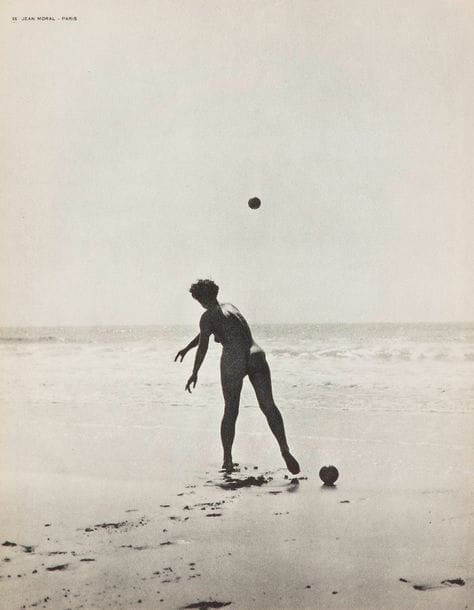 HOYNINGEN-HUENE - MORAL, JEAN - MUNKACSI - BRUEHL, ANTON - PLATT LYNES, GEORGE - KOLLAR, FRANCOIS - MAN RAY - BING, ILSE - BRESSON, ROBERT ET DIVERS 
Photographie.
Arts et Métiers Graphiques, Paris, 1932.
In-4 (31?x?25?cm). Édition originale. Photographies superbement imprimées en héliogravure. Reliure à spirales (quelques légers défauts).
