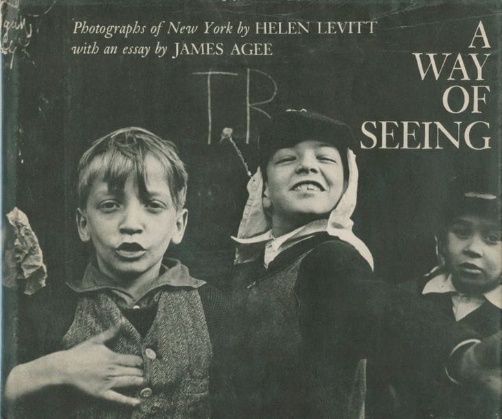 LEVITT, HELEN (1913-2009)
A Way of Seeing. 
Photographs of New York By Helen Levitt.
Essay By James Agee. 
The Viking Press, New York, 1965.
In-8 (20 x 24 cm). Édition originale. 80 pp. Reliure d’éditeur sous jaquette illustrée. Une déchirure. 
Ref. Parr & Badger, I, p. 252.