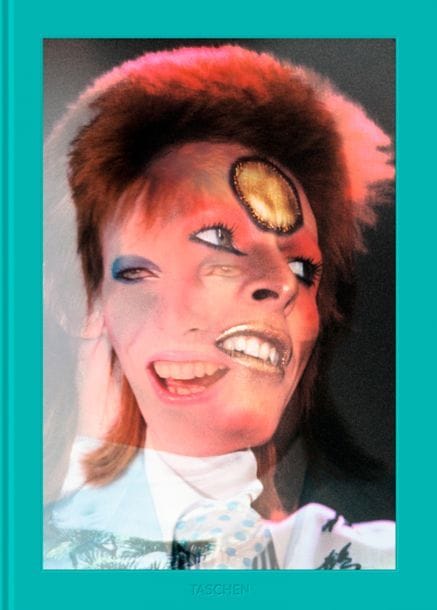 MICK ROCK (1948)
The Rise of David Bowie 1972-1973.
Taschen, s. d.
Éléphant-folio (44?x?31,5?cm). Édition originale, limitée à 1772 exemplaires signés par David Bowie et Mick Rock. 310 pp. Volume relié, avec trois pages dépliantes. Couverture lenticulaire. Exemplaire neuf, non ouvert dans son emballage d’origine et sous carton d’expédition titré de l’éditeur.