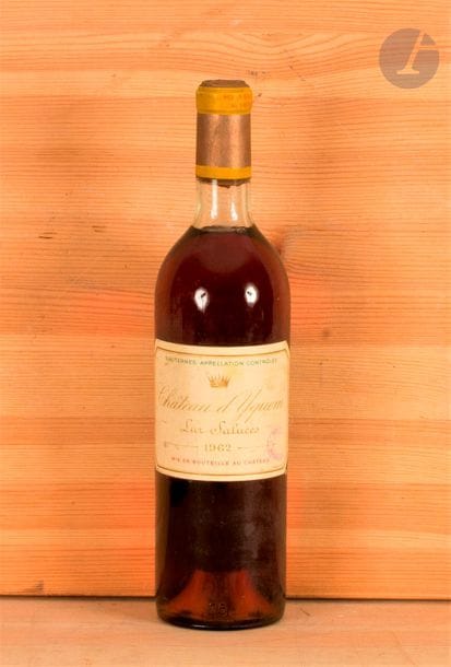 1 B CHÂTEAU D'YQUEM (T.L.B.-; e.t.h. légères; 1 accroc sommet capsule), C1 Supérieur Sauternes, 1962