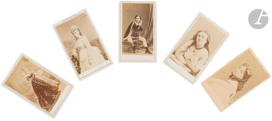 [ZOLA (Émile)].
[Les inspiratrices du roman Nana d’Émile Zola].

Précieuse réunion de photographies originales de quelques-unes des inspiratrices du roman Nana d’Émile Zola, à savoir Méry Laurent, Blanche d’Antigny, Hortense Schneider et Anna Deslions.
- ANTIGNY (Blanche d’). 3 photographies originales de Reutlinger, épreuves sur papier albuminé contrecollées sur carton, format carte de visite, vers 1860-1870.
Blanche d’Antigny était le pseudonyme de Marie-Ernestine Antigny (1840-1874), actrice et célèbre demi-mondaine et courtisane du Second Empire, dont la beauté, le tempérrament dépensier, la joie de vivre mais également la mort inspireront Zola pour son personnage de Nana.
- DESLIONS (Anna). 1 photographie par Reutlinger, épreuve sur papier albuminé contrecollé sur carton, format carte de visite, vers 1860.
Anna Deslions était une célèbre courtisane mondaine du Second Empire, appelée « la lionne des boulevards », qui devint une artiste célèbre grâce à sa beauté et à certains dons. Zola se serait inspiré en partie de sa vie pour son personnage de Nana mais il est également dit que l’auteur aurait utilisé l’anagramme d’Anna pour nommer son personnage.
- LAURENT (Méry). Photographie originale par Disdéri, épreuve sur papier albuminé contrecollé sur carton, format carte de visite, vers 1870.
Rare portrait photographique de la célèbre demi-mondaine Méry Laurent, née Anne Rose Suzanne Louviot (1849-1900). Muse de nombreux artistes parisiens, elle tint un salon littéraire on l’on pouvait y croiser Stéphane Mallarmé, Marcel Proust et François Coppée, dont elle fut la maîtresse, mais également Édouard Manet dont elle fut non seulement la maîtresse mais également le modèle. Elle inspira à Proust le personnage d’Odette de Crécy dans Un amour de Swann et influença Zola pour son roman Nana.
Elle est ici représentée en buste de face, les cheveux défaits, les épaules dénudées et la poitrine largement dévoilée. Elle semble ne pa