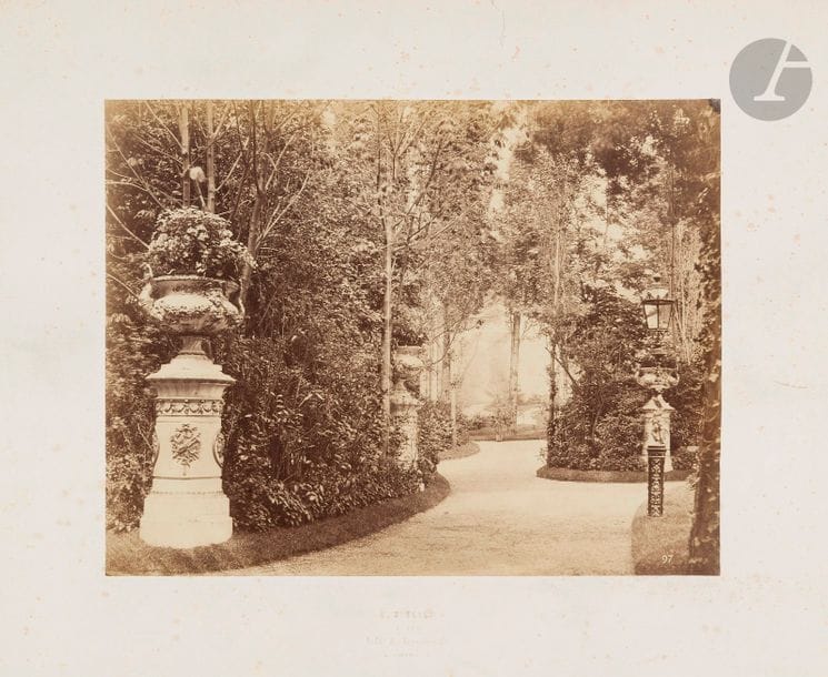 [BAL MABILLE]. ZIEGLER (Ernest).
Jardin Mabille.
Épreuve sur papier albuminé collée sur carton, vers 1880. 192 x 249. Cachet à sec du photographe au centre sous la photo et numéro 97 en blanc dans l’angle inférieur droit de l’épreuve. Rousseurs et déchirures sans manque au carton.


On joint une autre épreuve de la même photographie, collée sur carton, avec au verso une photographie non signée, de la même époque et du même format, représentant une vue des Champs Élysées.