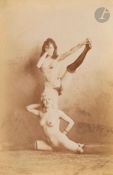 [LA GOULUE - GRILLE D’ÉGOUT - NANA SAUTERELLE - RAYON D’OR].
2 photographies très rares, 151 x 99 et 141 x 92, sur papier albuminé, anonymes, vers 1880-1890.


Ces 2 photographies représentent 4 danseuses du Moulin rouge, entièrement nues, à savoir La Goulue et Grille d’égout debout de face sur l’une, et Nana Sautrelle, debout levant la jambe gauche, et Rayon d’or à ses pieds, faisant le grand écart, sur l’autre.
On joint une autre photographie d’une danseuse non identifiée, levant son jupon et faisant voir ses fesses, sur papier albuminé, vers 1880-1890, d’un format de 132 x 88 mm. Petite déchirure à 2 angles.