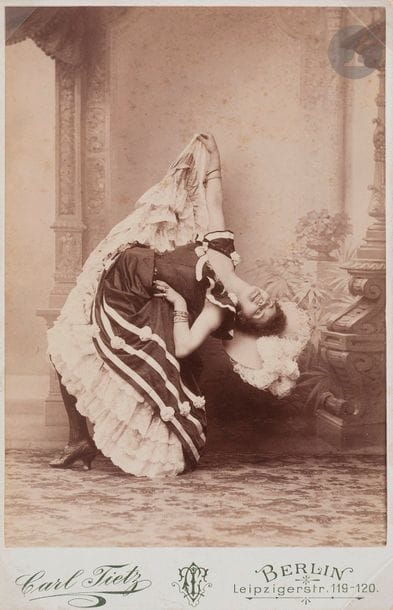 [NINI PATTE EN L’AIR] TIETZ (Carl).
Photographie sur papier albuminé, format carte cabinet, collée sur carton au nom et à l’adresse du photographe, 1896.

Rare photographie de la danseuse Nini Patte-en-l’air (18..-1930), de son vrai nom Marie Blanchard, partenaire de La Goulue dans le quadrille naturaliste au Moulin rouge et tenancière d’un cours de danse. Elle est ici représentée en tenue de danseuse, courbée en arrière et levant sa robe.