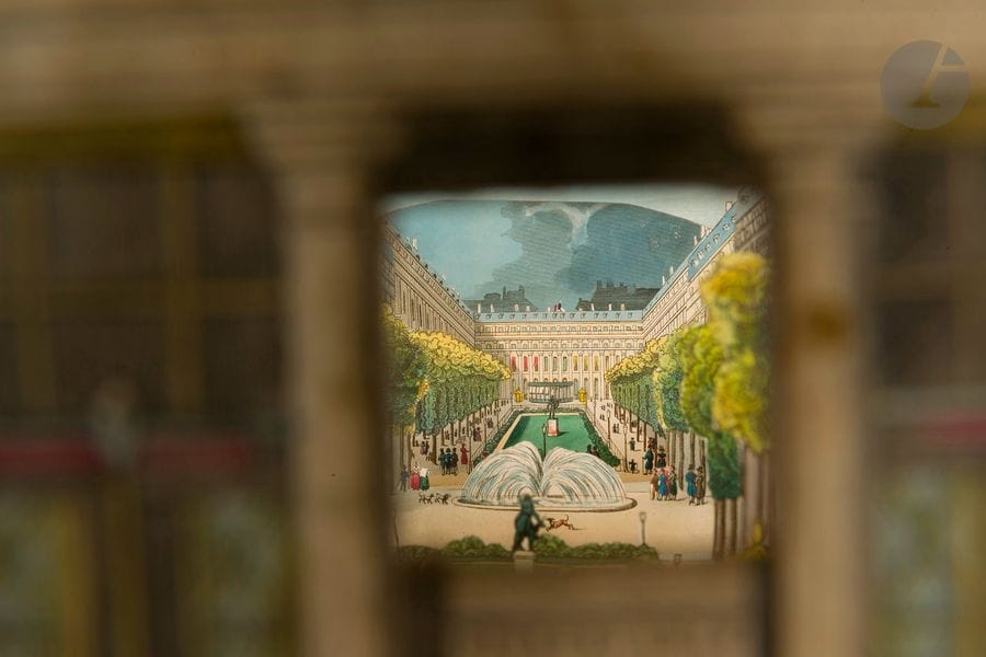 [VUE D’OPTIQUE].
Palais royal.
S.l., vers 1830-1840. — 129 x 186.

Vue d’optique à soufflets représentant le Palais-Royal au début du XIXe siècle. Premier et dernier cartons salis. Sans l’étui.
