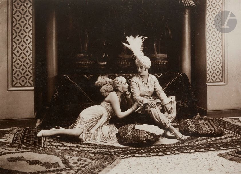 LE PALAIS ORIENTAL.

S.l., vers 1925. — Album in-4 oblong, 200 x 298. Veau de l’éditeur orné sur le premier plat d’une plaque spéciale dorée.


Album publicitaire très rare, contenant 14 photographies originales aux sels d’argent (179 x 240), présentant l’extérieur et l’intérieur du Palais oriental, célèbre maison close rémoise construite en 1924/1925 et qui ferma ses portes le 30 septembre 1946. Décoré de mosaïques et de fresques peintes, il fut conçu comme un palais princier tel qu’on pouvait l’imaginer, avec son harem.
La dernière photographie représente un couple vêtu à l’oriental.