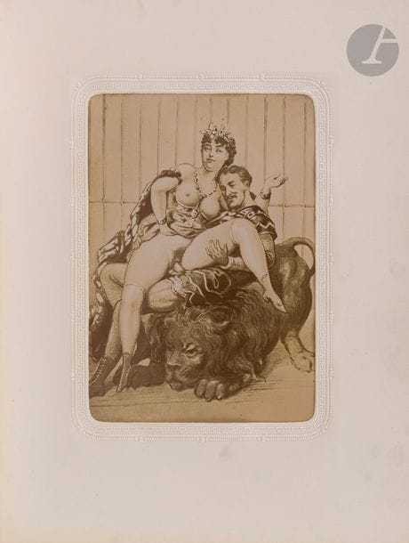 [PHOTOGRAPHIES].
Album de 30 photographies de dessins, peintures et gravures érotiques.
S.l., vers 1900. — Album in-4, chagrin vert, titre « Album » doré sur le premier plat, dos à nerfs, fermoirs, dentelle dorée intérieure, tranches dorées.

Album réunissant 30 photographies originales en noir et blanc sur papier albuminé, de dessins, peintures et gravures érotiques datant pour la majorité de l’époque romantique. Toutes sont anonymes et montées sous passe-partout avec encadrement orné d’un motif à la grecque à froid.
Manque une partie d’un fermoir. Trois feuillets sont décollés.