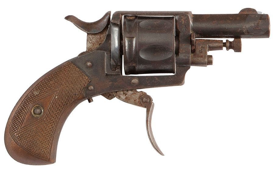 Revolver Bulldog, six coups, calibre 280. 
Canon rond. Détente pliante. Plaquettes de crosse en noyer. 
A.B.E. (Percuteur limé). Vers 1880.