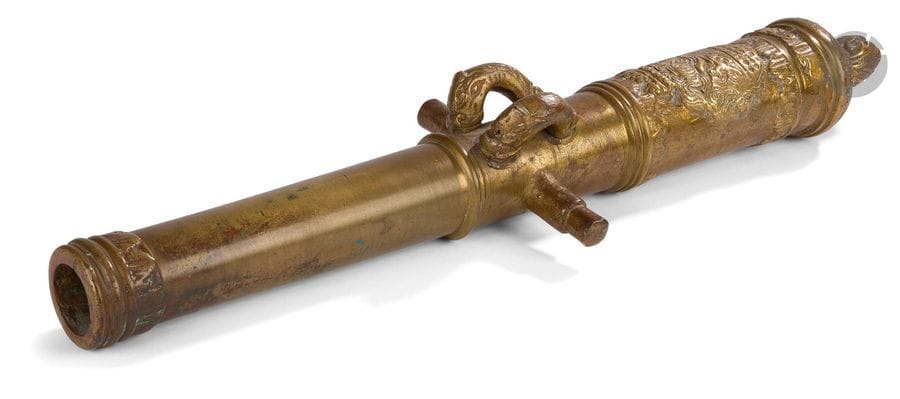 Canon de fête. 
En bronze, tulipé à la bouche, à deux anses et deux tourillons, décoré d’armoiries au tonnerre, et daté « 1630 ». 
Longueur : 50 cm 
A.B.E. XIXe siècle.