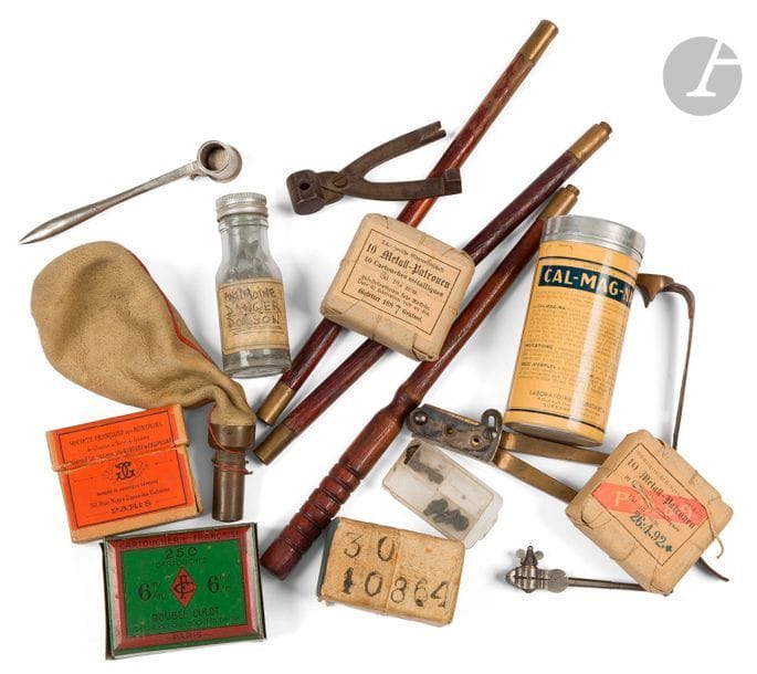Lot de matériel :
Baguette de nettoyage en bois en trois parties, silex, plombs de chevrotine, cartouches, boîte, moule à balles, étau à mains, dosette.