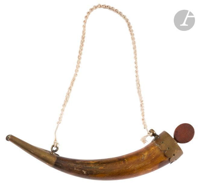Corne à poudre de canonnier de marine, à deux anneaux de suspente. Garnitures et bec en laiton. Bouchon en bois à vis.
B.E. marquages « IIG ».