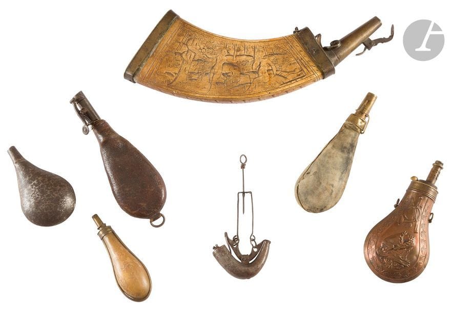 Lot de sept poires à poudre :
- poire à poudre en corne de vache écrasée blanchie, gravée « Adam et Eve ». Garnitures en laiton. Allemagne. XVIIe siècle.
- poire à poudre en cuir et laiton.
- poire à poudre en cuivre et laiton.
- poire à poudre en métal.
- poire à poudre de boîte en corne et laiton.
- poire à plombs en peau et laiton.
- pulvérin en fer oriental. XIXe siècle.