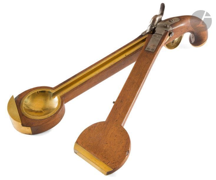 Rare pistolet signaleur de marine dérivé d’un pistolet 1822 T bis.
Devant en bois s’ouvrant latéralement, présentant un canon et auget en laiton. Fermeture par crochet. Platine et chien 1822 T bis. Pontet en laiton. Crosse en noyer.
T.B.E. Vers 1830-1850.