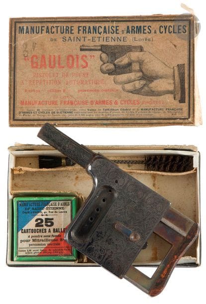 Pistolet à répétition automatique « Le Gaulois n°3 », cinq coups, calibre 8 mm 
Carcasse ciselée, bleuie. Plaquettes de paume en ébonite. Canon rond.
Présenté dans sa boîte d’origine en carton (accidentée, avec écouvillon de nettoyage et une boîte de 20 cartouches d’origine).
A.B.E. (petites traces d’oxydation).
Longueur : 13 cm