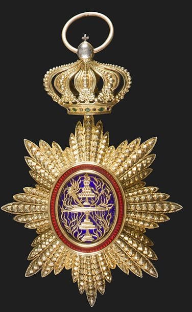 CAMBODGE 
Ordre Royal du Cambodge
Bijou de grand-croix en vermeil travaillé à pointes de diamant repercé, et émail. Poinçon tête de sanglier. 
Marque de la « Fabrique d’ordre Ch. BILLARD, A.D. MARIE Succ. Paris. 25 RUE CROIX DES PETITS CHAMPS »
101 x 70 mm - Poids brut : 63 g
T.T.B. à SUP.