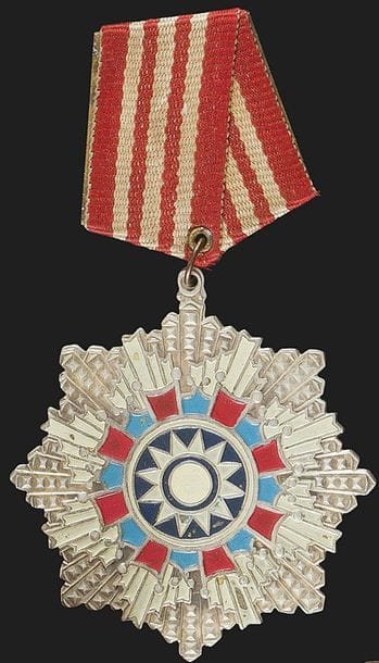 CHINE 
Étoile du type de l’ordre de l’étoile brillante
En métal argenté et laqué. Revers avec idéogrammes. 
Ruban sur support. 
60 mm 
T.B.