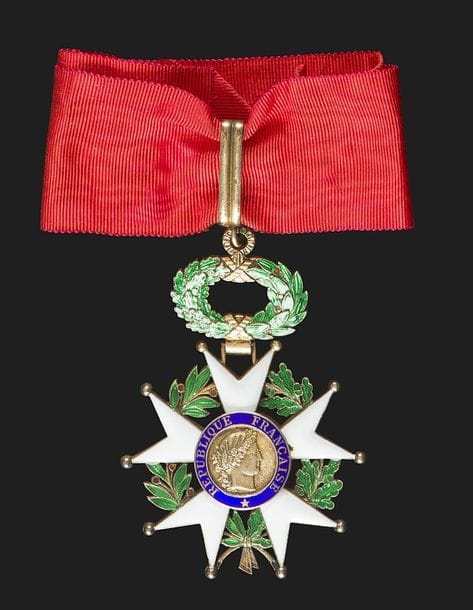 FRANCE 
Ordre de la Légion d’honneur, institué en 1802 
Étoile de commandeur d’époque IIIe République, modèle à filets. Vermeil et émail (infimes éclats aux feuillages). Cravate. Poinçon tête de sanglier et Arthus Bertrand. 
93 x 64 mm
Dans un écrin Arthus Bertrand. 
T.T.B.