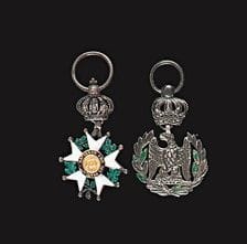 FRANCE
Deux miniatures : 
- Chevalier de la Légion d’honneur (IIe Empire), en argent, or et émail (manque le revers du centre). 
- Insigne (probablement de vétéran de la Garde armée) à l’Aigle sous couronne, dans une couronne de laurier, en argent. Anneau cannelé.