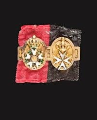 FRANCE
Ordre de la Légion d’honneur - Ordre de Malte
Barrette en or portant une étoile du 4e type de la Légion d’honneur et un ordre de Malte sous couronne, en or et émail (éclats). 
Poinçon au hibou. Ruban aux couleurs des deux ordres. 
30 x 15 mm - Poids brut : 2,7 g
B. Époque Premier Empire - Restauration.