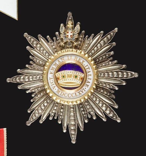 ITALIE 
Ordre de la Couronne d’Italie 
Plaque de grand-croix en argent, vermeil et émail (éclats). 
Marque de Raviolo & Gardino. 
88 mm - Poids brut : 76 g
T.B.