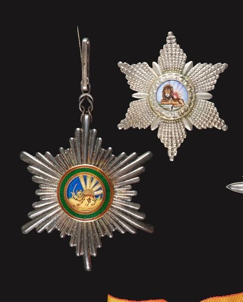 IRAN 
Ordre d’Homayoun
Bijou de commandeur en argent, vermeil et émail. Poinçon d’Arthus Bertrand pour l’export. 
77 mm - Poids brut : 50 g
On y joint une petite plaque en argent de l’ordre du Lion et du Soleil, de fabrication locale. 
63 mm - Poids brut : 20 g
T.T.B.