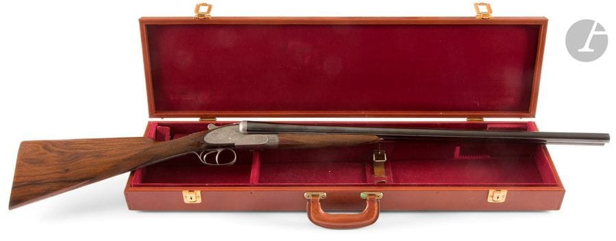 Fusil de chasse à platines liégeois, deux coups, calibre 12-70. 
Canons juxtaposés de 72 cm, platines et bascules gravées. Crosse en beau noyer verni.
Dans une valise en cuir havane gainée de feutre bordeaux.
Longueur totale : 115 cm
Catégorie C à déclarer. N°27133.