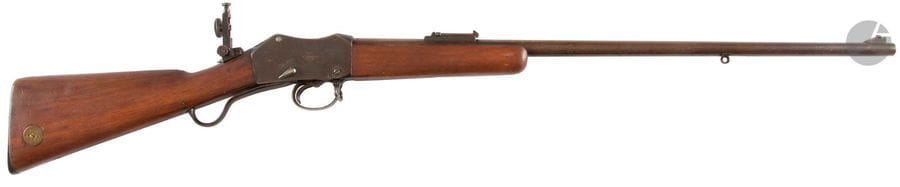 Fusil Enfield-Greener calibre 22. 
Canon rond avec hausse. Boîte de culasse marquée et datée « 1899 ». Avec dioptre. Crosse et fût court en noyer.
Longueur canon : 69 cm - Longueur totale : 111 cm
Catégorie C à déclarer. N°8961.
