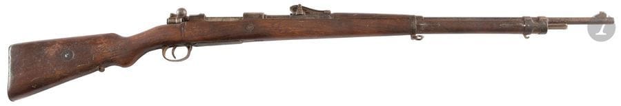 Fusil Mauser 98, calibre 7,92 mm 
Canon rond avec hausse, marqué « Danzig 1914 ». Garnitures en fer. Crosse en noyer.
(oxydations).
Longueur canon : 72 cm - Longueur totale : 124 cm
Catégorie C à déclarer. N°4400.