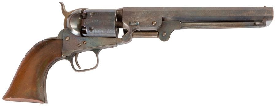 Revolver Colt Navy modèle 1851, six coups, calibre 36. 
Canon à pans frappé « ADDRESS COL : COLT LONDON », poinçonné. Barillet gravé de scènes de batailles navales, poinçonné en suite. Bâti frappé « COLT’S PATENT ». Pontet en fer. Plaquettes de crosse en noyer (petit bouchage à une plaquette). 
Finition bronzée (remis en couleurs). 
A.B.E.