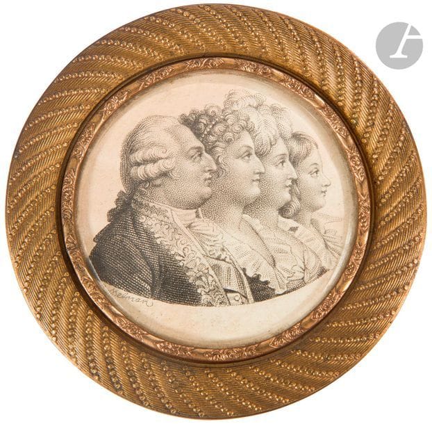 BOSSELMAN, d’après
La Famille royale : Louis XVI et sa famille 
Gravure. 
Dans un cadre à suspendre, sous-verre à décor de frise perlée. 
Diamètre : 5 cm