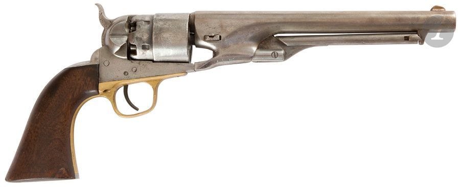 Revolver Colt Army 1860, 6 coups, calibre 44.
Canon rond avec restes de marquages « Address col. sam colt newyork U.S. America ».
Barillet avec scène navale.
Carcasse ouverte frappée « Colts Patent ».
Pontet laiton.
Plaquette de crosse en noyer avec traces de poinçon.
État moyen (piqures).
N°43895.