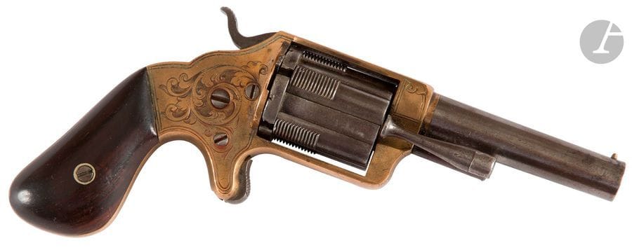 Revolver Slocum, cinq coups, calibre 32 annulaire. 
Canon rond marqué « B.A. Co Patent, April 14th 1863 ». Barillet à cinq chambres mobiles. Carcasse gravée de feuillages. Détente éperon. Plaquettes de crosse en noyer.
B.E. 
N°2148.
 Fabrication de 1863 à 1864 à 10 000 exemplaires environ.